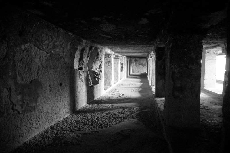 Cave 11, Colonnade