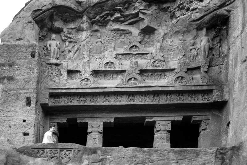 Cave 6, Reliefs