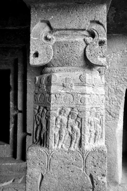 Cave 6, Pillar Decoration