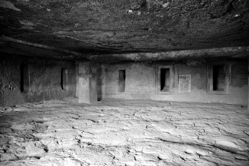Cave 7, Interior