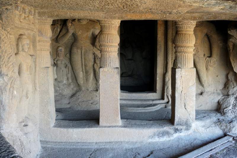 Cave 23, Pillars and Bodhisattvas