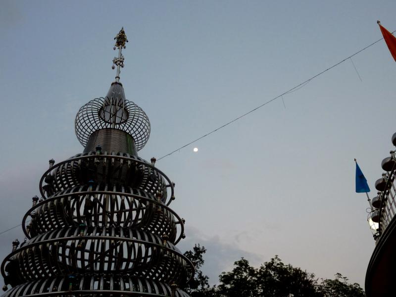 08 Secondary Chedi with the Moon
