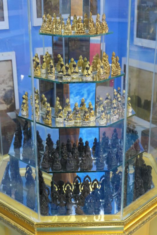 058 Display Rack with Gold and Black Images