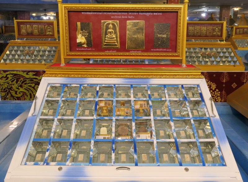 073 Amulet Display Case